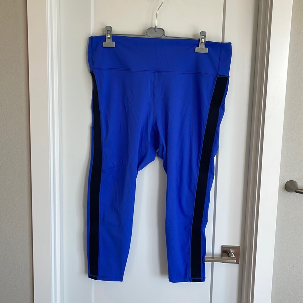 Fabletics Navy 7/8 leggings with black side stripes 3X